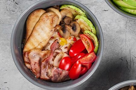 Боул с курицей и беконом