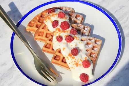 Венские вафли с сезонной ягодой и сливочным кремом