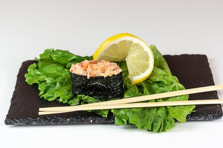 Суши гункан с лососем