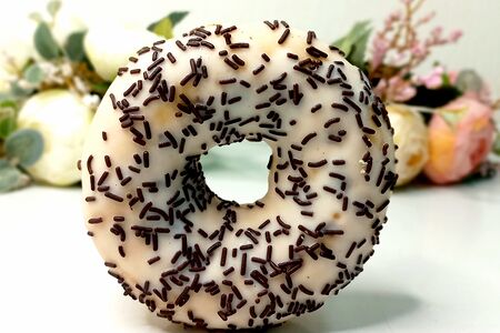 Донат с шоколадной начинкой в белой глазури