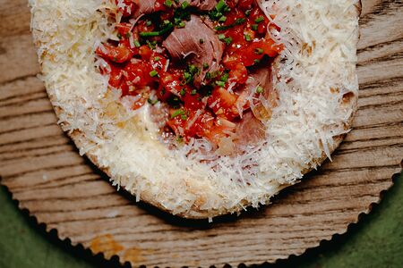 Flat bread с пастрами и качо э пепе