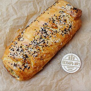 Слоеный пирог с охотничьими колбасками