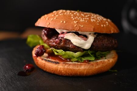 Бургер с говядиной и вишней