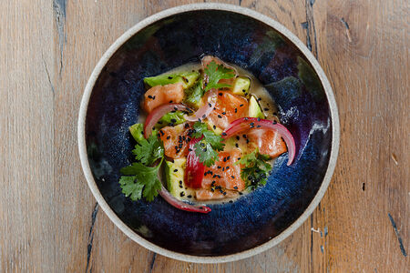 Севиче из лосося и авокадо с зеленым маслом