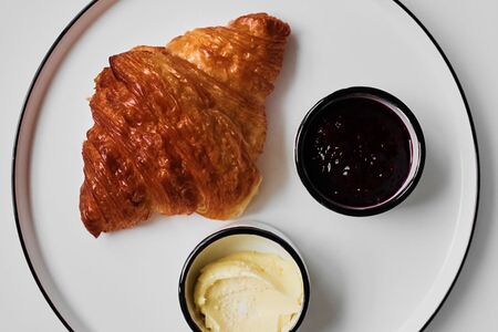 Круассан, масло, варенье