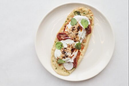 Яйцо пашот по-турецки на лепёшке наан