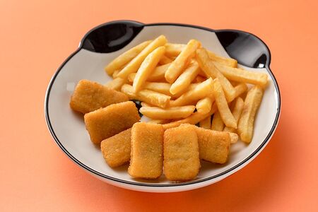 Рыбные наггетсы с картофелем фри