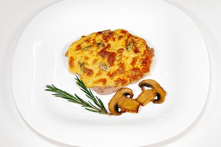 Свинина, запеченная с грибами под сырной шапочкой