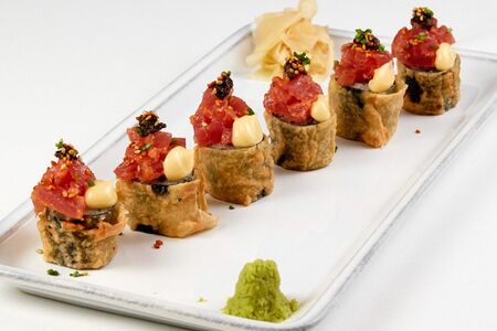 Теплый ролл с тунцом