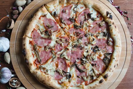 Пицца с ветчиной и вешенками