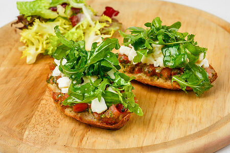 Брускетта с помидорами и сыром Моцареллой