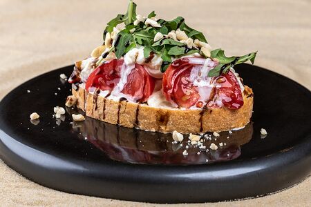 Брускетта с сыром страчателла и томатами