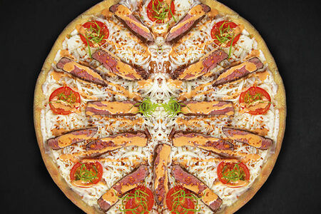 Пицца с кусочками говядины