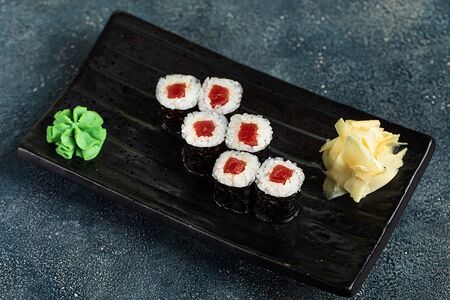 Ролл с тунцом