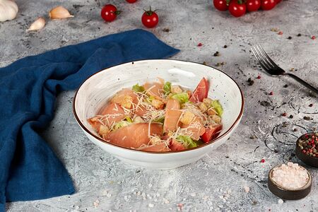 Цезарь со слабосолёным лососем