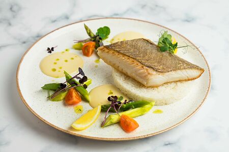 Палтус с рисом и лимонным соусом