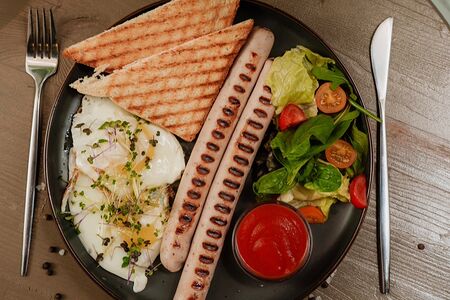 Глазунья с колбасками гриль