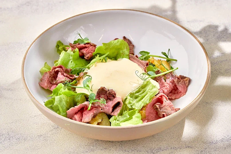 Теплый салат с ростбифом и муссом из горчицы с пармезаном