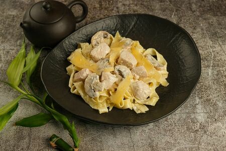 Паста с курицей и грибами