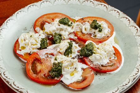 Страчателла с томатами и соусом песто