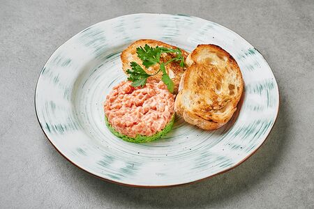 Тартар из красной рыбы с гуакамоле из авокадо