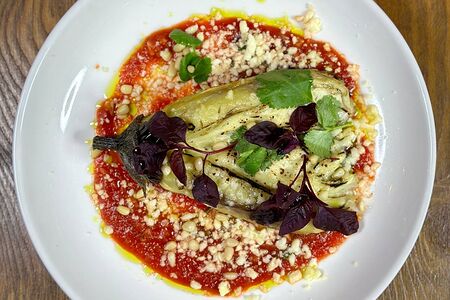 Баклажан, запеченный с томатным соусом и сыром