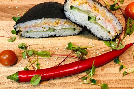 Онигирадзу с крабом спайси