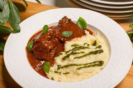 Говяжьи щечки в соусе демиглас с картофельным пюре