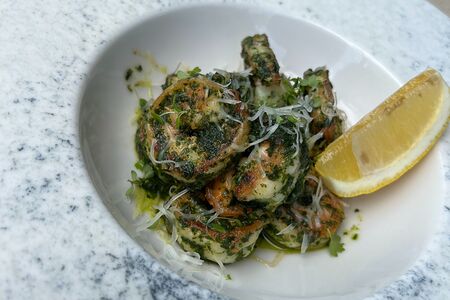 Тигровые креветки с соусом песто