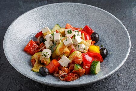 Салат из свежих овощей с вялеными томатами и сыром тофу