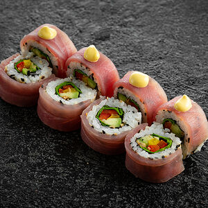 Ролл Премиум с тунцом и соусом манго