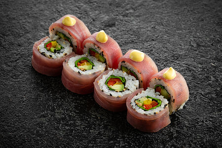 Ролл Премиум с тунцом и соусом манго