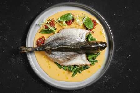 Дорадо с зеленой фасолью и соусом из кукурузы