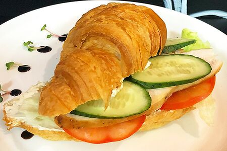 Круассан со сливочным сыром, тартаром из томатов и печеной куриной грудкой