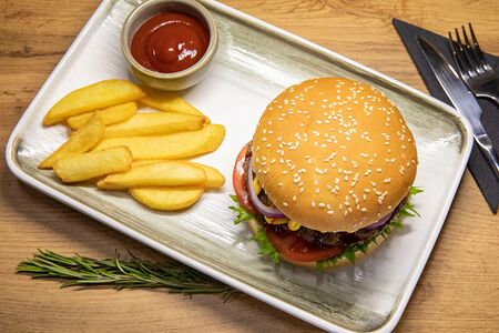 Бургер с говядиной и вишневым соусом