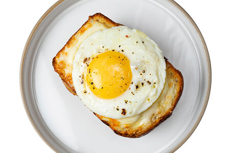 Крок Мадам с солодовым бешамелем и куриным рулетом