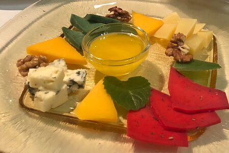 Ассорти из сыров с медом и орехами