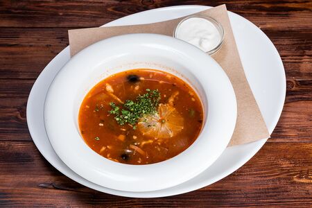 Солянка с почками, лимоном и каперсами