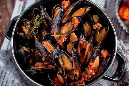 Мидии в томатном соусе с фри или чесночным хлебом