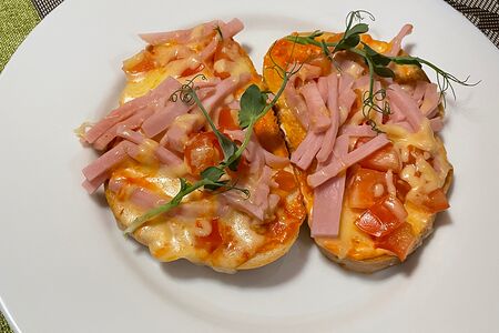 Горячие бутерброды с ветчиной, сыром и помидорами