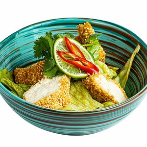 Хрустящие листья салата с мисо-соусом и куриной грудкой