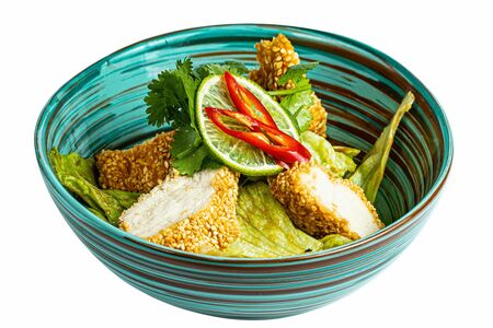 Хрустящие листья салата с мисо-соусом и куриной грудкой