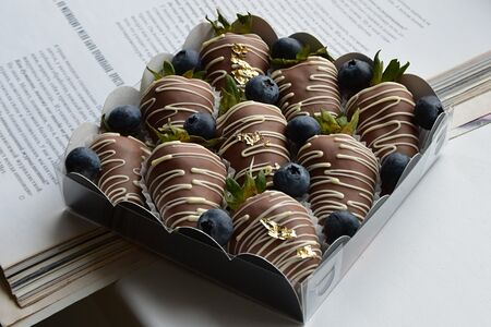 Клубника в шоколаде с голубикой №10