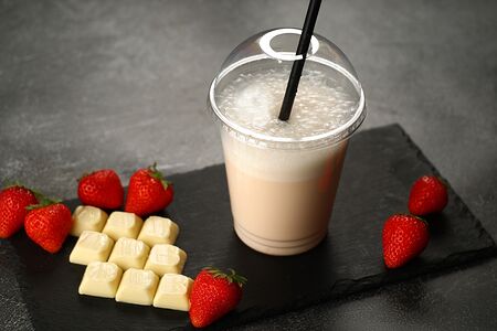 Молочный коктейль клубника и белый шоколад