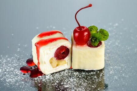 Сладкий ролл с бананом, вишней и сыром