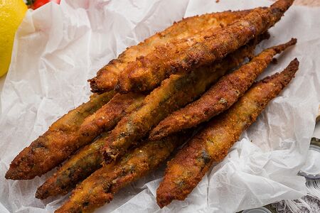 Мойва, жаренная в соусе кимчи