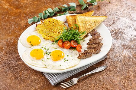 Глазунья с говядиной и хашбрауном