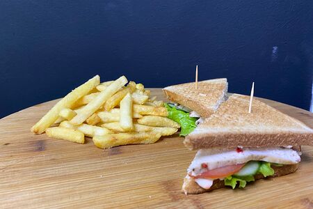 Сэндвич с курицей и сыром и картошкой фри