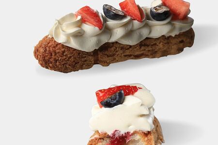 Сливочно-ягодный эклер