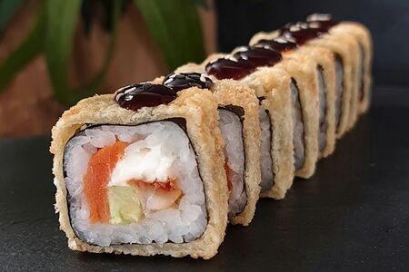 Горячий ролл Голд Фиш с лососем и угрем